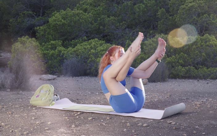 Sheryl X: Wald-yoga im freien mit glücklicher baby-pose!