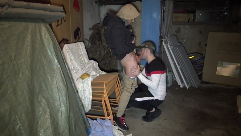BAD BOYS FUCKERS FROM FRANCE: Yougn прямолинейный плохой парень трахает Dby мускулистым топ-пареньком