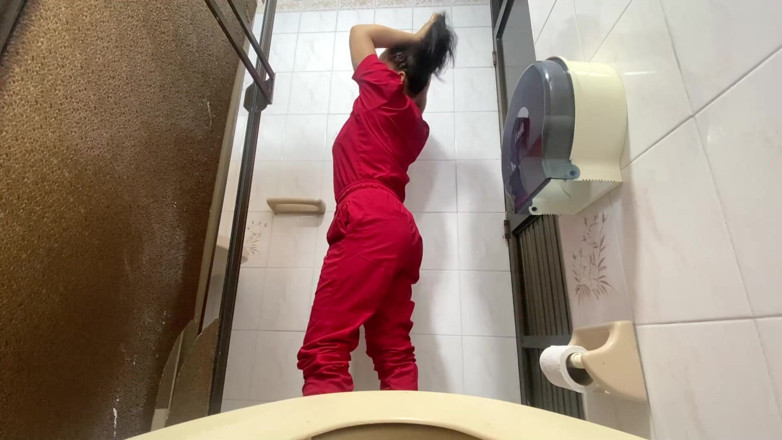 irina69star: Камера фіксує, як медсестра писяє у ванній кімнаті лікарні (товстушка)