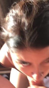 Il gran culo della latina kitty Lyvv ha un orgasmo urlante al casting