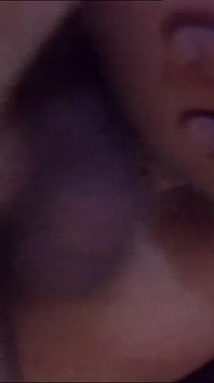 Esmer genç bayan üvey erkek kardeşinin büyük bir yarağını emiyor