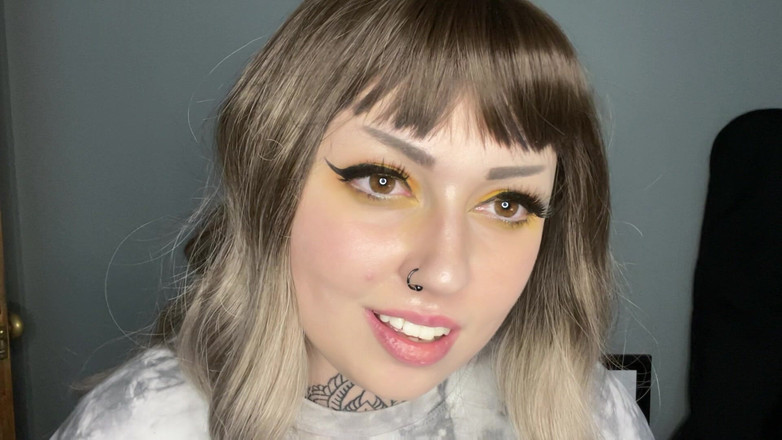 Miss Valentina: Punheta na cama ao lado da esposa