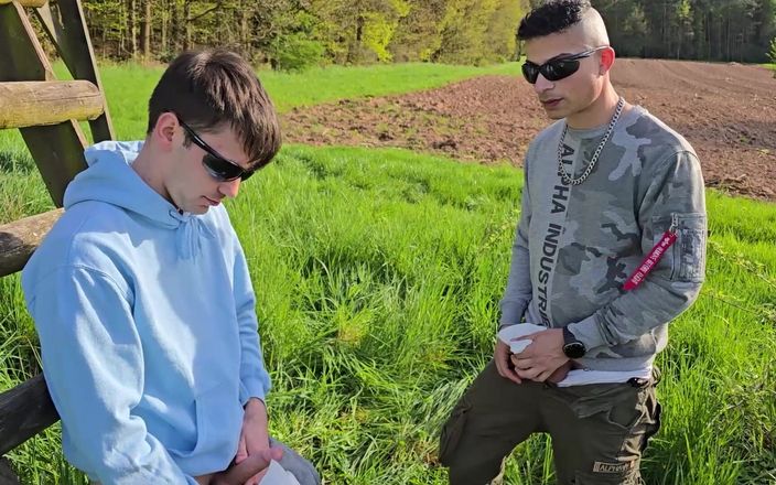 boyzxy212: Băieți homosexuali se fut fără prezervativ lângă standul de vânătoare