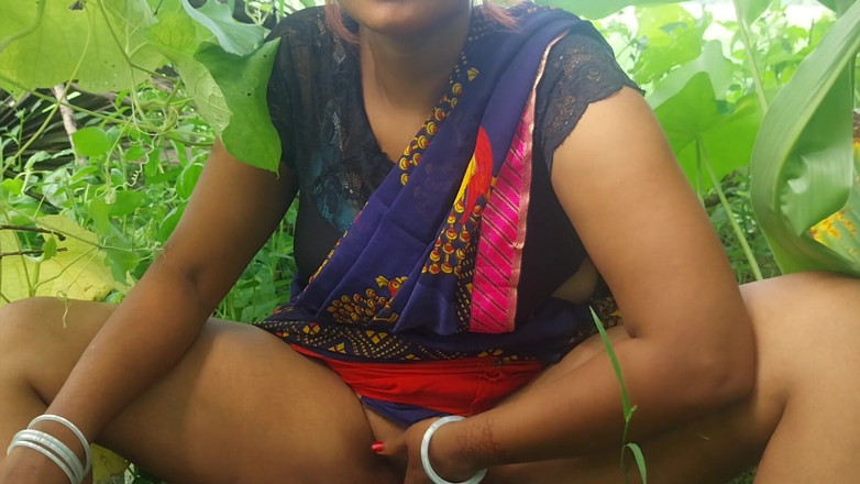 Pooja raniji: Pooja Bhabhi Outside Garden Hot Fucking Video