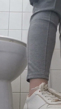 Tensione in Bagno: Privacy Dietro La Porta Chiusa