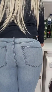 Pantat seksi dengan rok mini