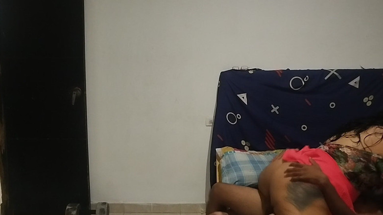 Adribella69: Vecina mea vine căutând ajutor și ajunge să mă consolez