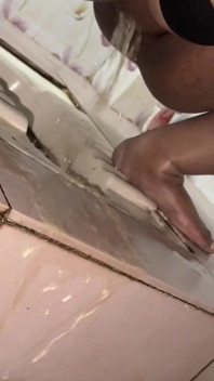 継母が継息子とのセックス後にトイレでおしっこをした