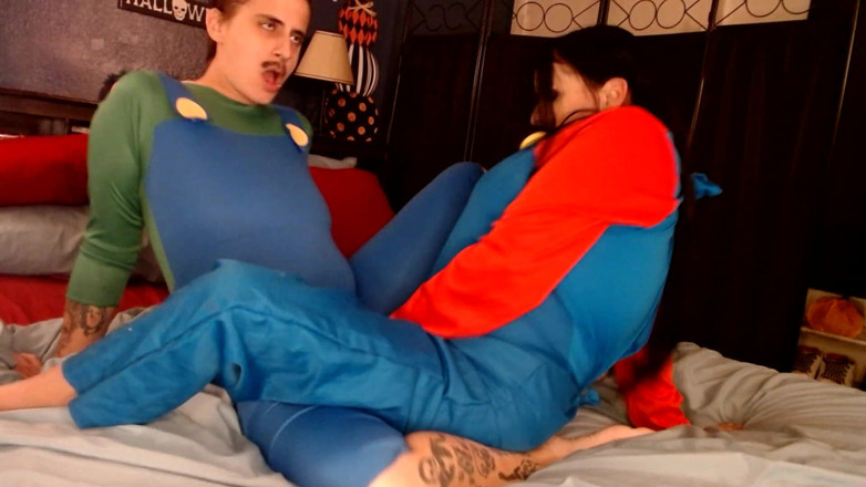 Abby Anna: Lesbické cosplay Mario a Luigi nůžky