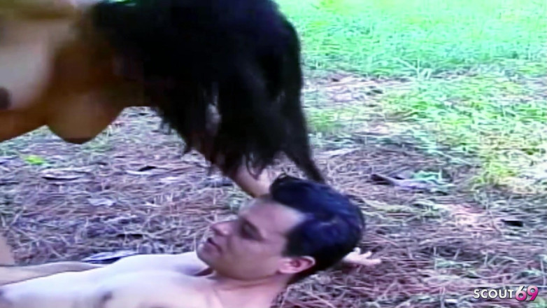 Shemale TS Collection: Una trans latina tettona scopa un ragazzo all'aperto contro un...