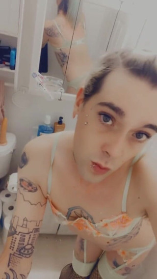 CarmenMelatonin: Beach Babe Ready to Play