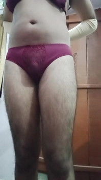 Il travestito indiano con il culo gaurisissy si sente eccitato per fare sesso in Silky Saree con Heavy Jwellery