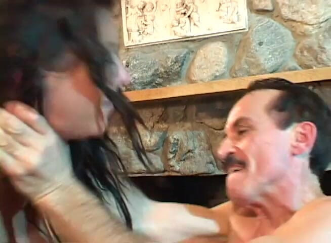 Perfect Porno: Divoká brunetka si zaslouží dva ptáky