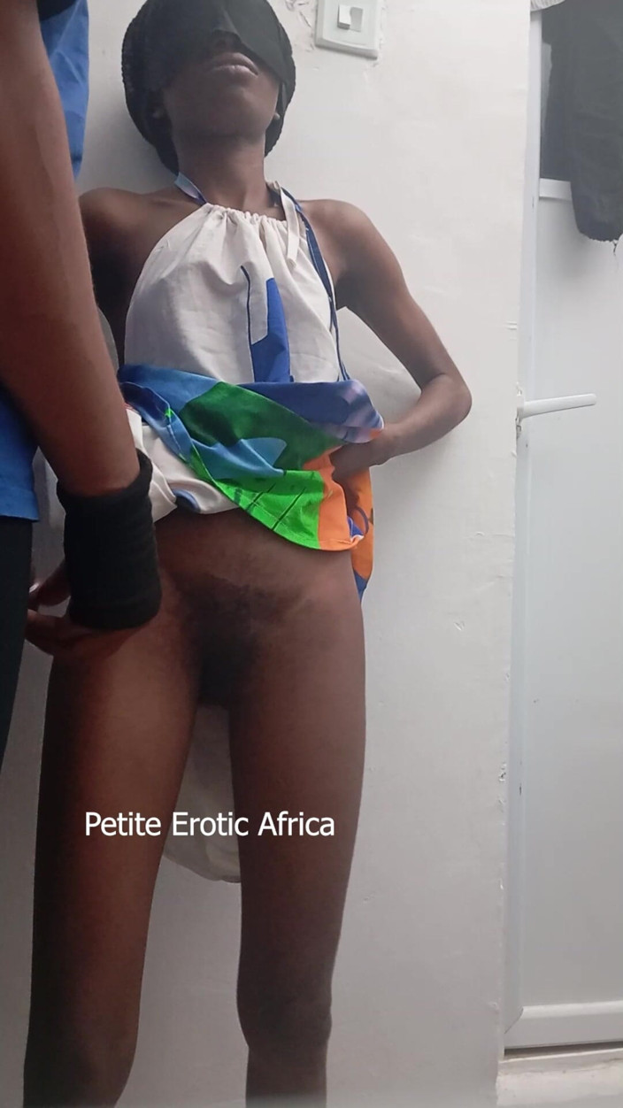 Petite Erotic Africa: リトル・ラヴェットのタイトホールズ