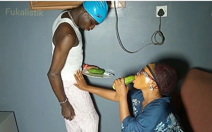Fukalistik: Nadržená manželka v domácnosti Ikeja svádí domácího chlapce a užívá...