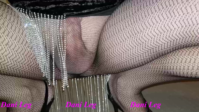 Dani Leg: Dani muncrat banyak banget pakai stoking jala hitam seksi