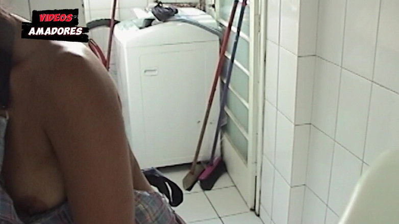 Amateurs videos: Người giúp việc bị quay phim khỏa thân