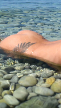 Si cantik seksiku lagi berjemur di pantai telanjang