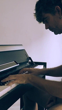 Er spielt Klavier und ich versuche, ihn durcheinander zu bringen