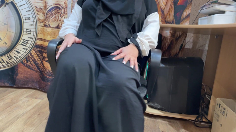 Lux Eva: Porno kijken en Arabische milf masturberen