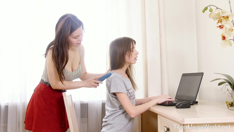 Teen Mega World: Brünette, dildo und ein Laptop