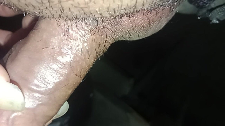 Piolo Alberto: Gioco con il mio cazzo e poi faccio pipì sul...
