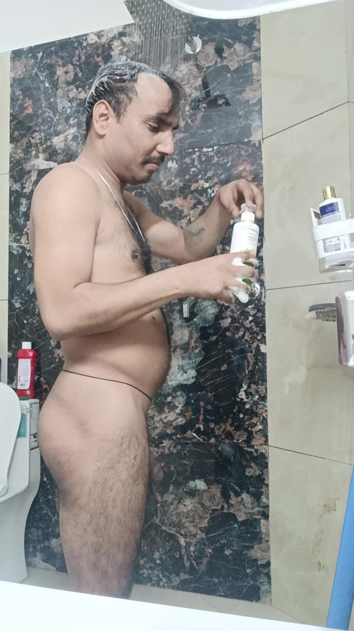 Rajasthani-old-lover:  Indiano homem tomando banho