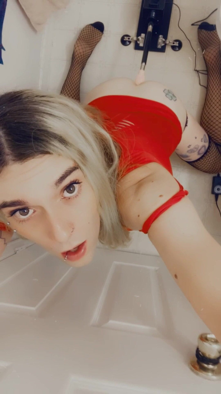 CarmenMelatonin: Ragazza trans sexy che viene trapanata da un dildo meccanico