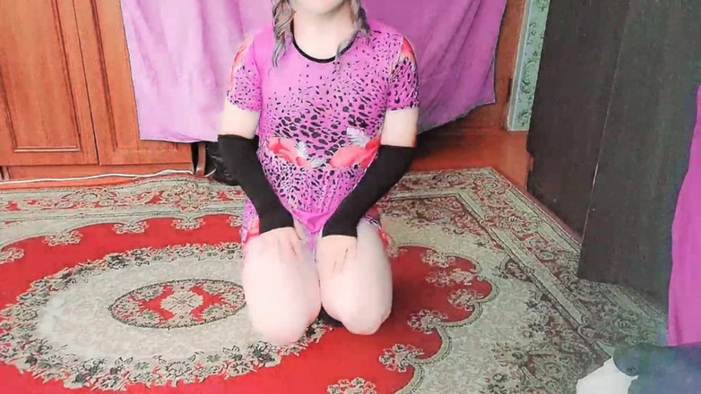 Kitty_Cross: Çarpıcı travesti azdırırken yaramaz bakışlar atıyor