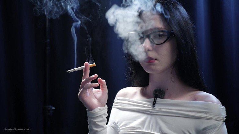 Russian Smokers: Sigara baştan çıkarma - beyazlı çekici bayan. Arka arkaya 2 kırmızı