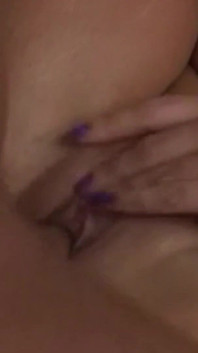 Sexy růžová blondýnka si dopřává kouření výměnou za prstění a anální doggy styl