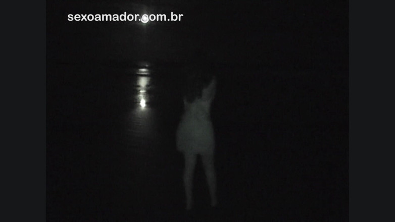 Amateurs videos: Il video amatoriale mostra una spettacolare mora per metà nuda...