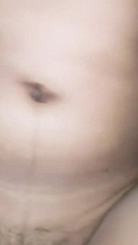 Quando sono entrato nella stanza della mia sexy sorellastra di notte, aveva le mutandine sul letto e così l'ho scopata
