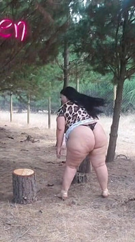 Uctívání zadku sexy macechy venku