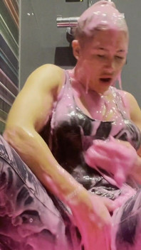 Callie robi się różowa gunged