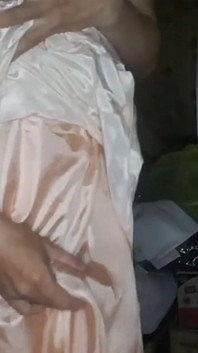 Saten uzun elbiseli polkadot travesti mastürbasyon fetişi