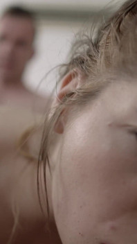 Hebzuchtige blonde milf zuigt elke aangeboden harde pik leeg