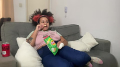 Cutiepiie Chubby: 내가 TV를 보는 동안 비 방귀와 트림