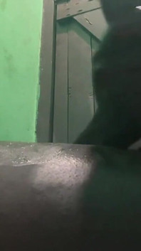 Sexy chlap s velkým černým pérem si honí všechny centimetry, aby tě udělal