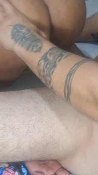 Ela coloca seu pau na bunda dela e pula nela