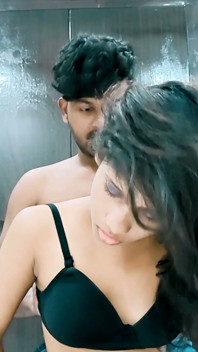 Video desi India, aadhi tikus ko suami istri ne romance atau seks kiya chhut ko chata