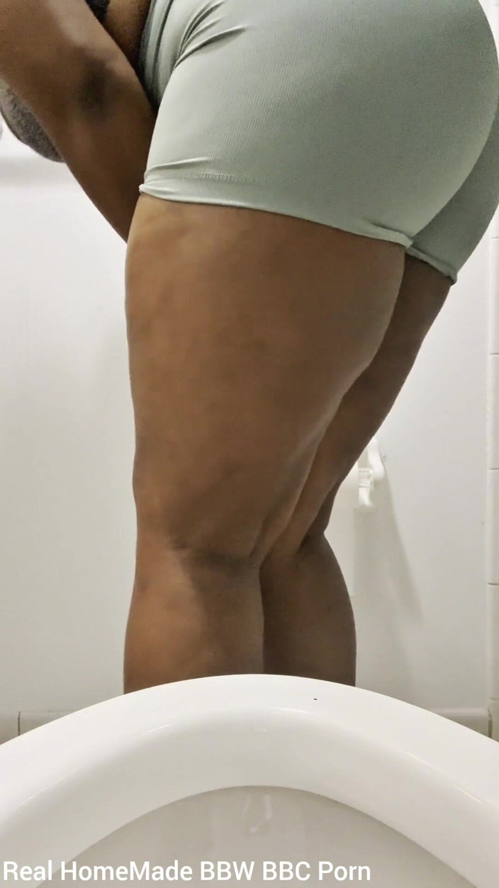 Super sexy ebony cuties: 내가 할 수있는 론으로 오줌 그렇게 나쁜 홀딩이 필요합니다