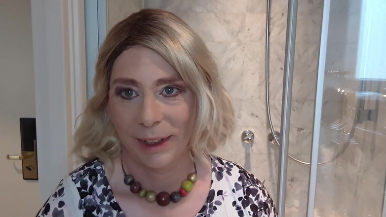 NikkiGee: Een dikke dildo in mijn strakke kont