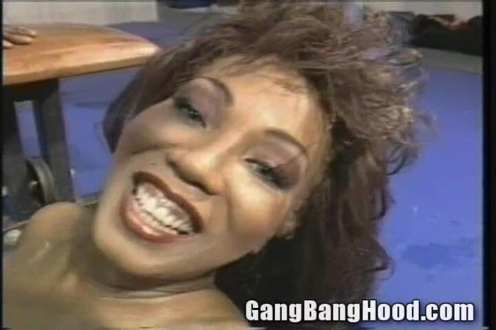 Gang Bang Hood: बड़े काले निप्पल योलान्डा काला लंड सामूहिक चुदाई कसरत कक्ष में