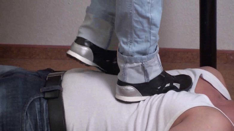 Femdom Austria: I giovani piedi calpestano lo schiavo