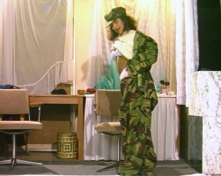 YOUR FIRST PORN: Mutande da pipì e orgasmo con un grande dildo