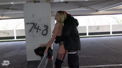 Miley Weasel: Блондинку суку відтрахав старий великий чорний член на стоянці