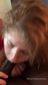 Bbw bbc interrazziale con un vestito rosso che si spoglia, fa un pompino e scopa la figa rasata