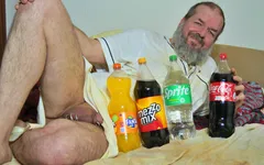 Des bouteilles énormes me cassent presque le pelvis !