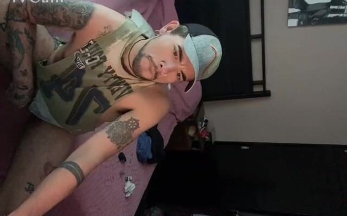 Bastian Myers: Хлопець з татуюванням дрочить на веб-камеру